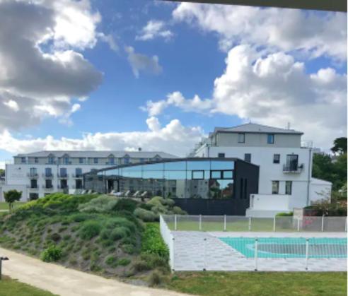 Appartement Devant La Plage Avec Piscine กงการ์โน ภายนอก รูปภาพ